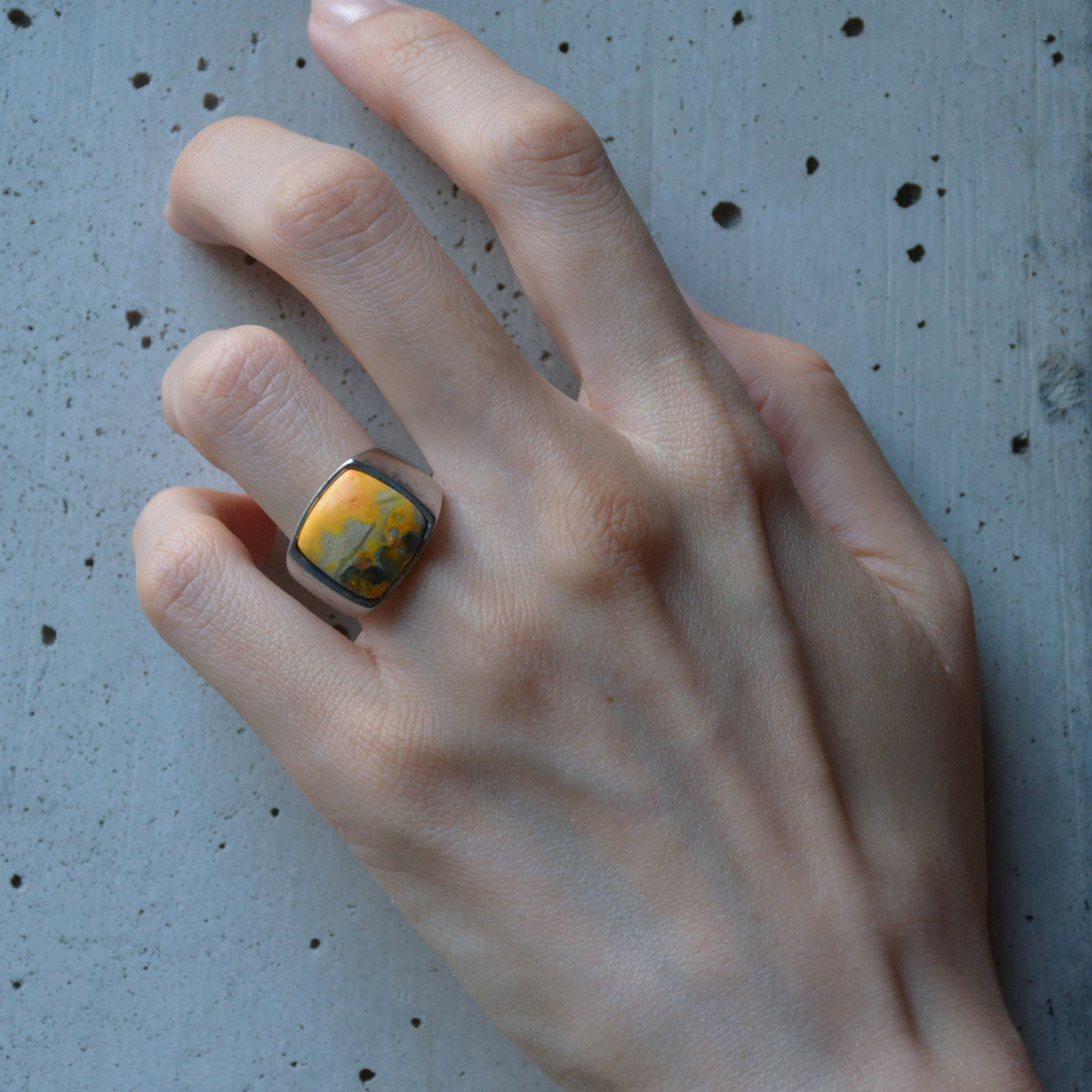 Bumble bee(バンブルビー)Signet Ring